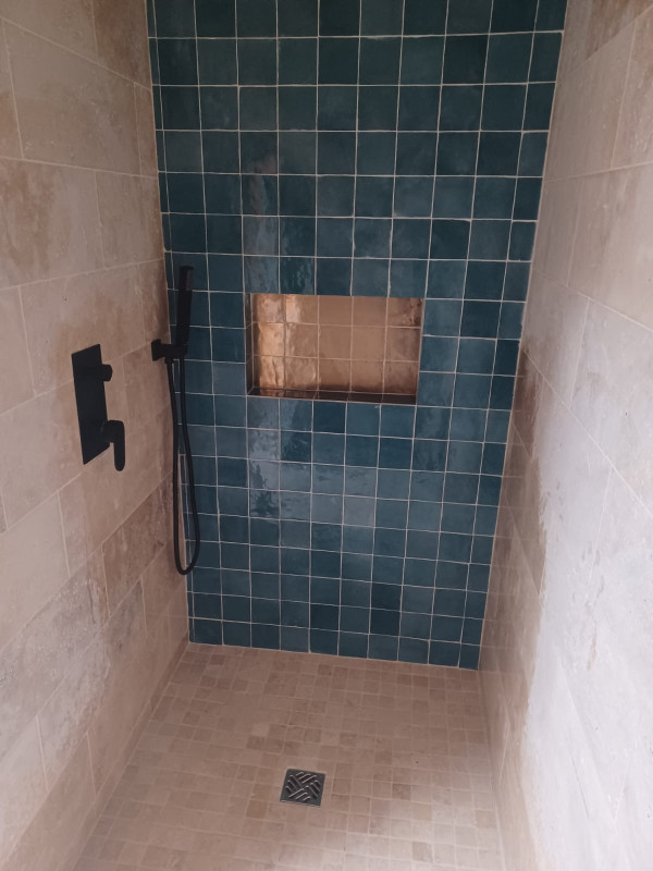 Élégance moderne dans une salle de bain -  - Juganu Rénovation