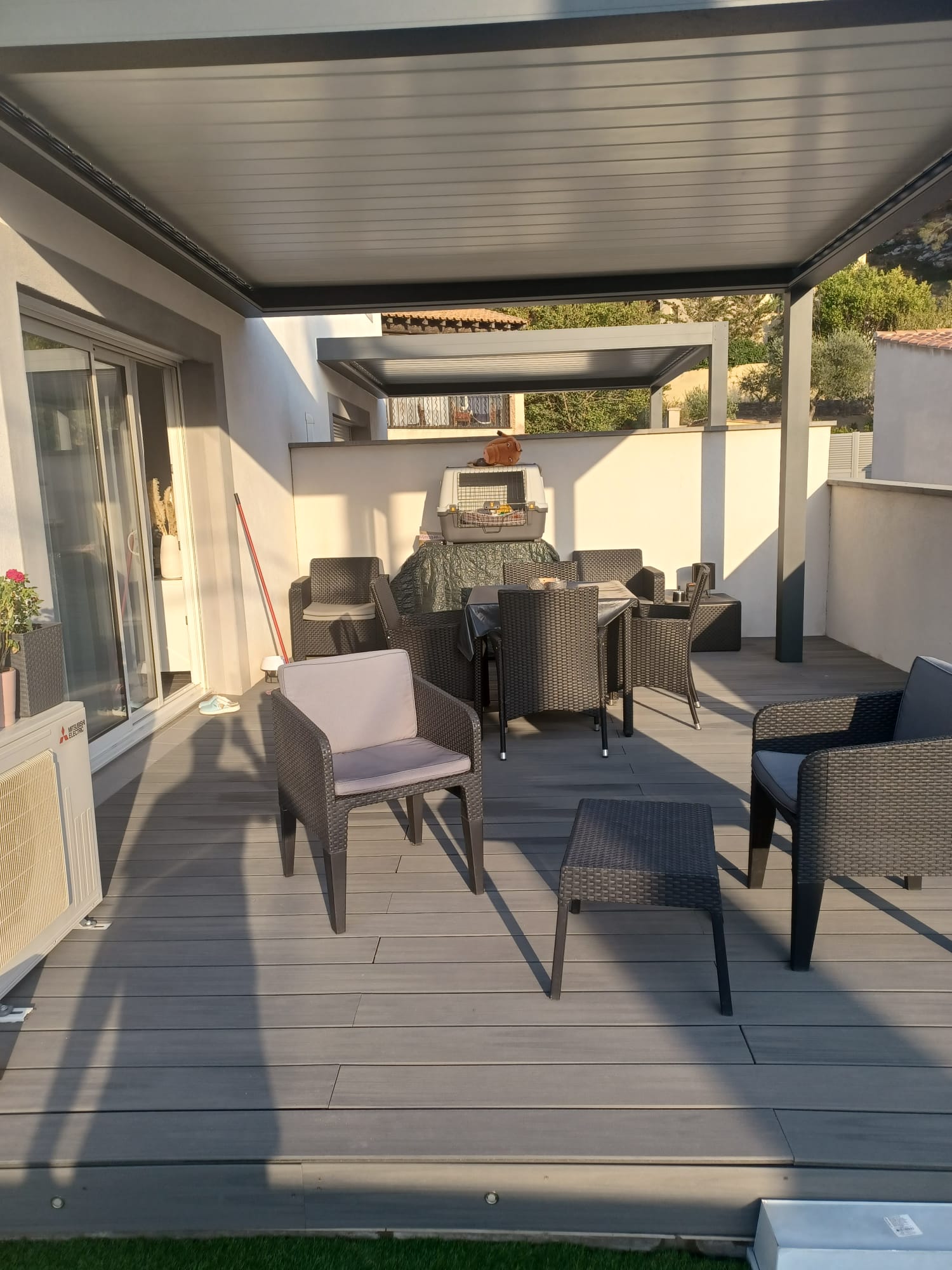 Terrasse en matériau composite - Juganu Rénovation - Nous nous engageons à transformer vos idées en réalisations concrètes, assurant le succès et les délais de chaque projet. Notre expertise dans le secteur du bâtiment nous permet de vous offrir des solutions sur mesure, combinant innovation et qualité. 