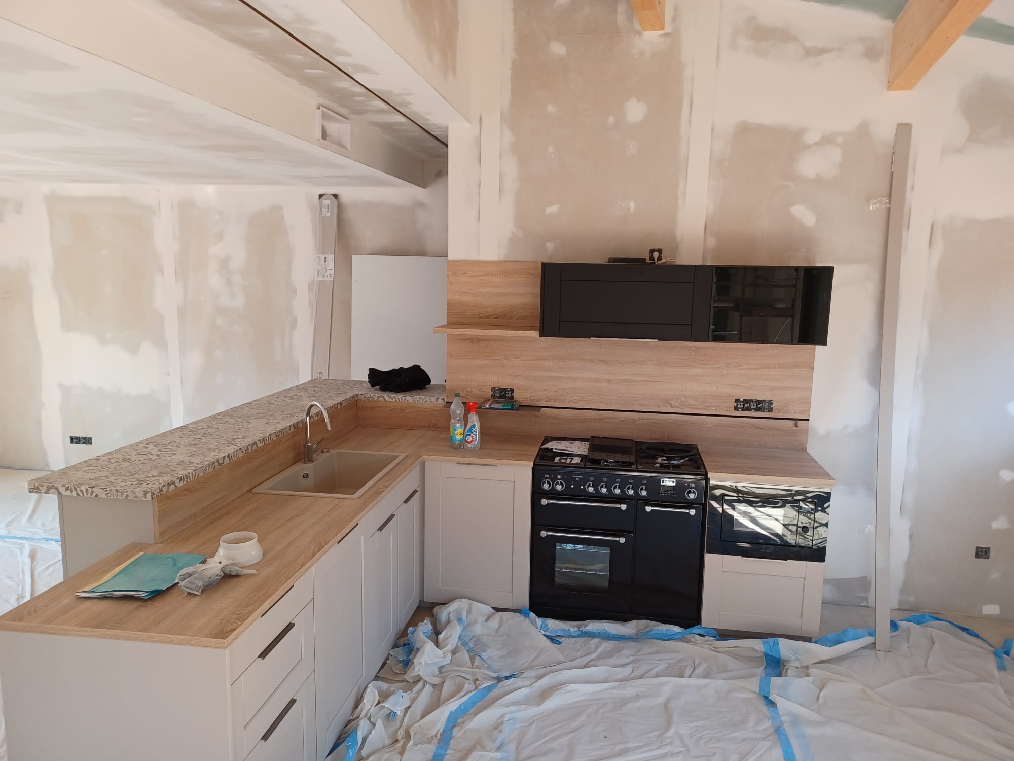 Rénovation d'une cuisine ouverte, entre style et naturel - 