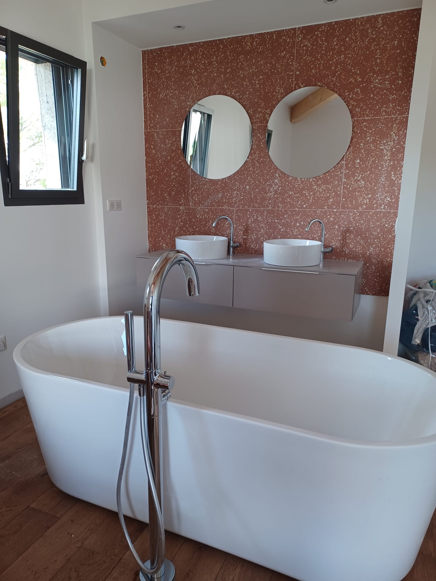 Salle de bain épurée et moderne - 